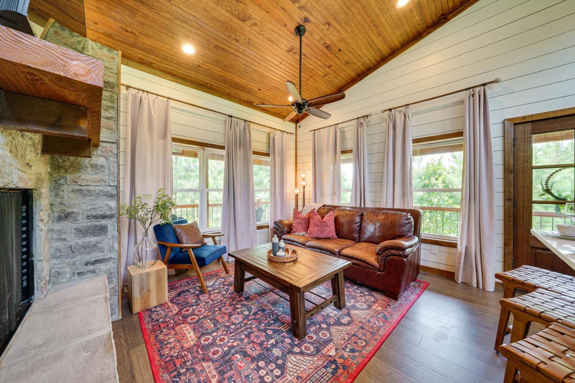 Tree-Lined Broken Bow Studio With Private Hot Tub! Exterior photo