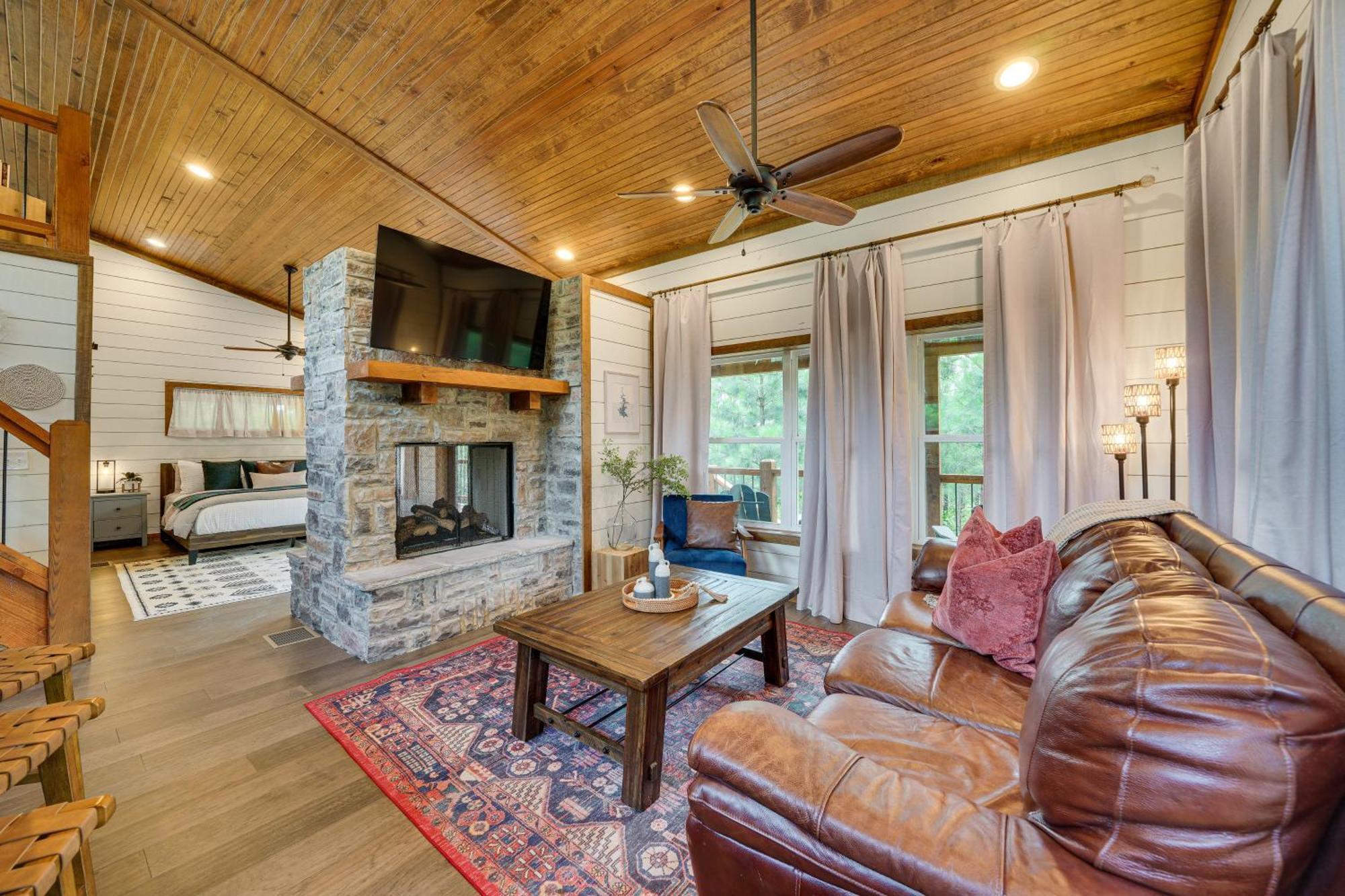 Tree-Lined Broken Bow Studio With Private Hot Tub! Exterior photo